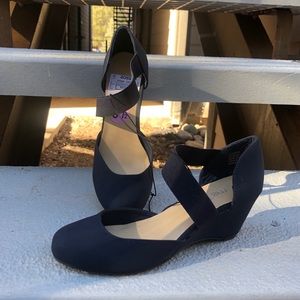 Me Too Mookie Navy Wedges Close Toe NWT